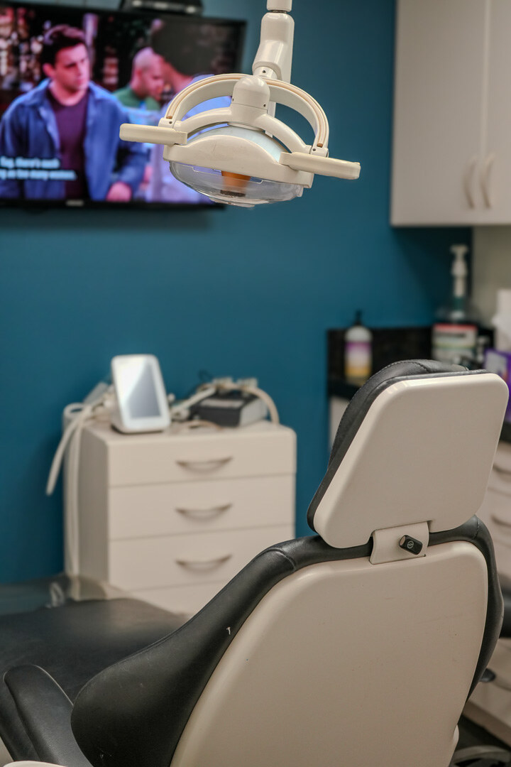 Sillón dental y lámpara superior de Bayfront Dental en Downtown Miami