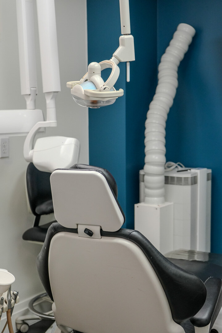 Sillón dental y lámpara de examen de Bayfront Dental en Downtown Miami