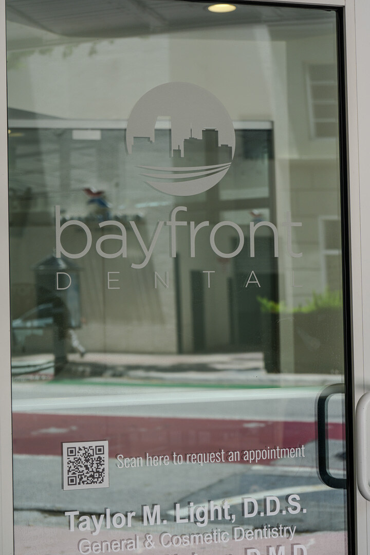 Entrada principal de Bayfront Dental y letrero de solicitud de cita en Downtown Miami