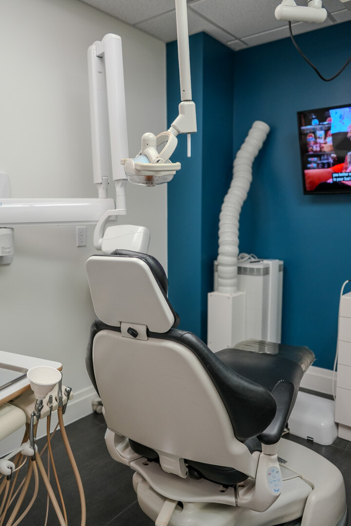 Sala de tratamiento y sillón dental de Bayfront Dental en Downtown Miami