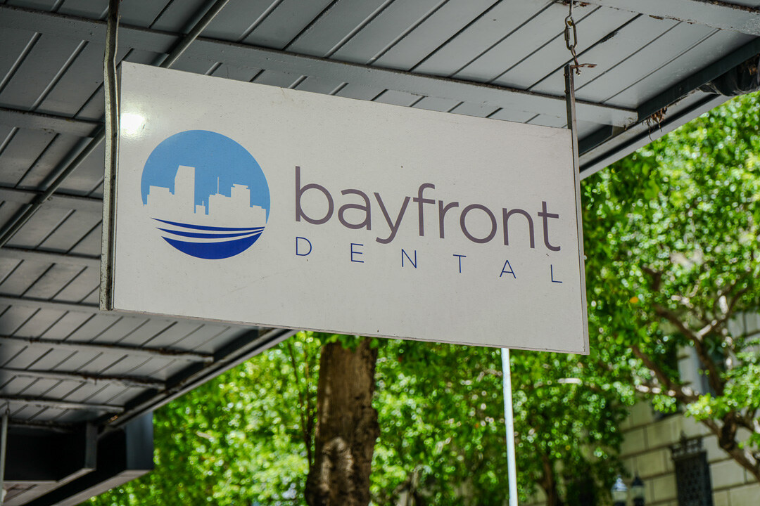 Letrero exterior de Bayfront Dental en Downtown Miami