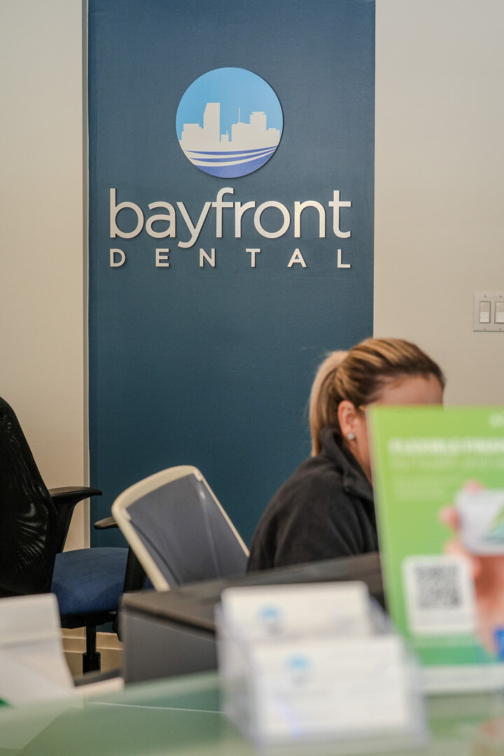 Área de recepción y logotipo en la pared de Bayfront Dental en Downtown Miami