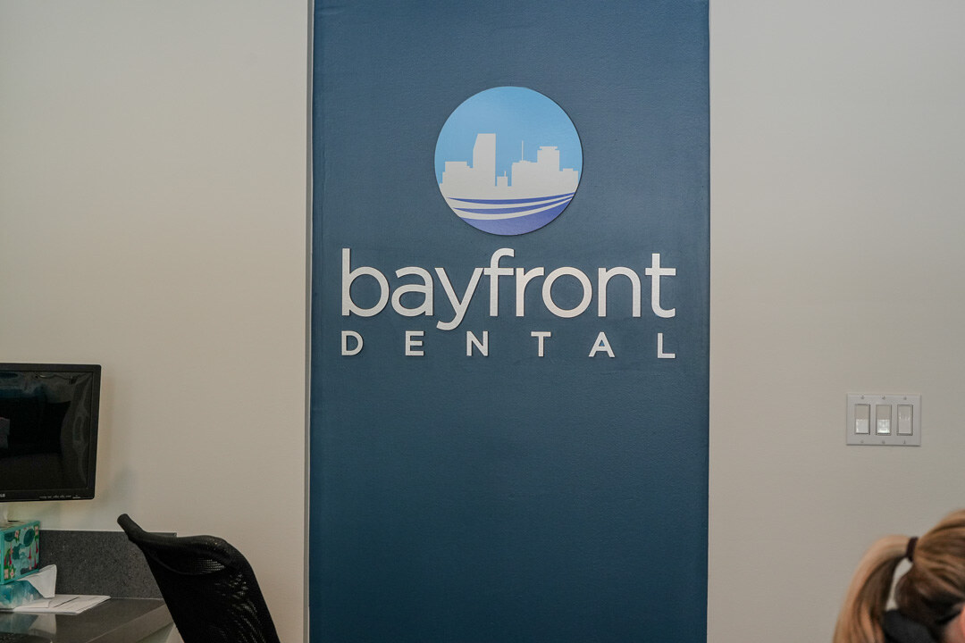 Logotipo de Bayfront Dental en la recepción del consultorio del centro de Miami